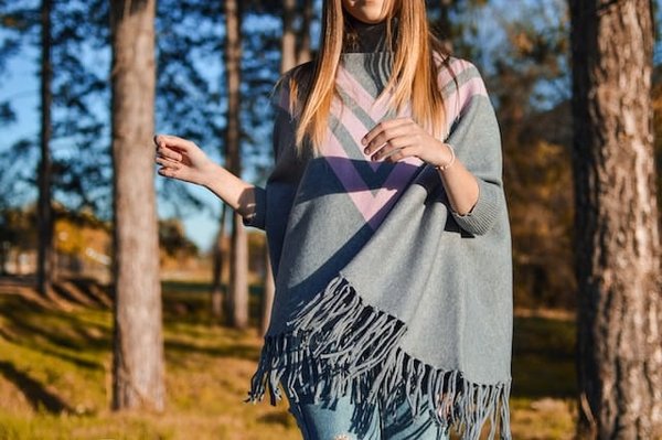 Poncho mode chic 2021 : Astuces pour adopter le style tendance avec élégance