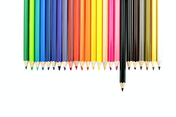 Quelle est la meilleure manière d'ajouter une touche de couleur à une tenue de bureau neutre?