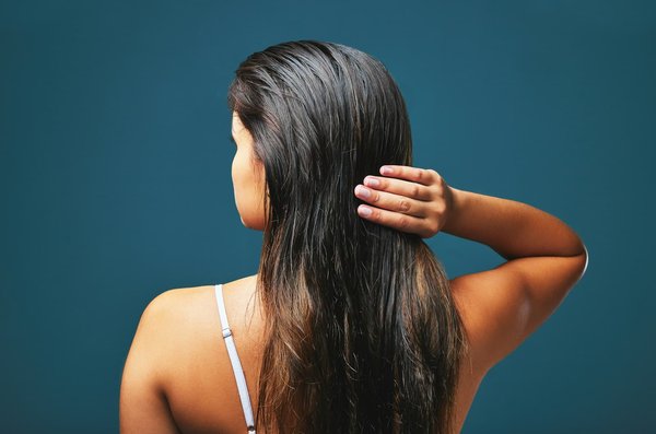 Cheveux gras : les secrets d'une production excessive de sébum dévoilés